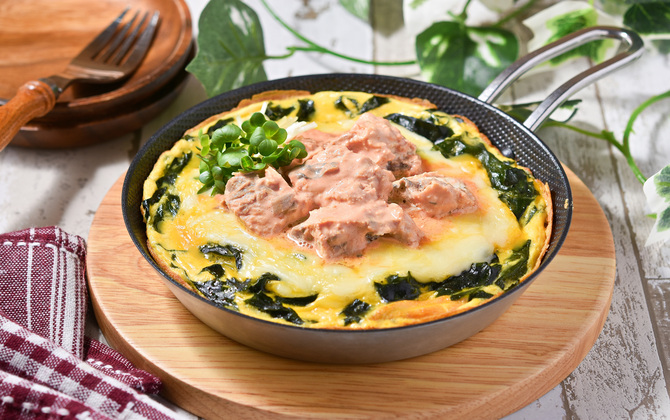 さけ水煮食塩不使用を使った さけとわかめのオープンオムレツ